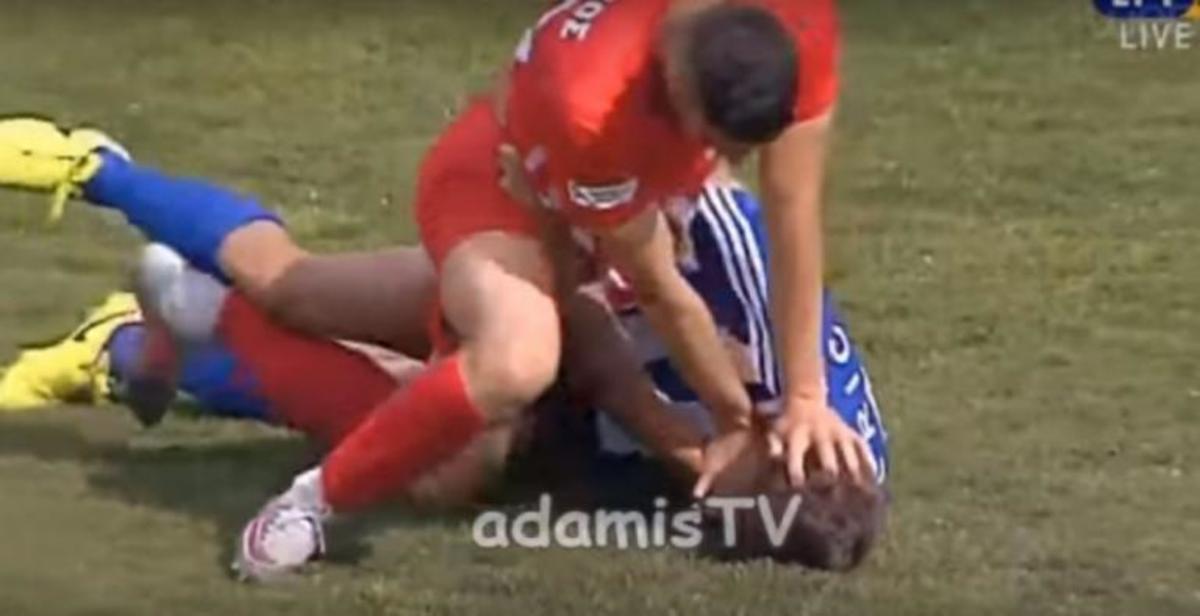 Απίστευτη «λαβή» πάλης στη Football League! [vid]