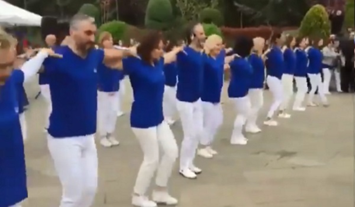 Σάλος με φεστιβάλ στην Κωνσταντινούπολη! Χόρεψαν συρτάκι στα γαλανόλευκα – «Έσταξαν» χολή οι Τούρκοι που… ονειρεύονται τα ελληνικά νησιά!