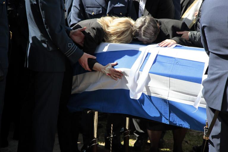 Γιώργος Μπαλταδώρος: Τελευταίο αντίο στον ήρωα Σμηναγό – Κατέρρευσε η σύζυγός του