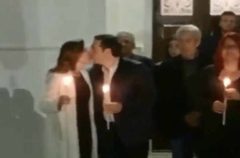 Πάσχα 2018 – Αλέξης Τσίπρας: Ανάσταση στην Τήλο – Το τρυφερό φιλί στην Μπέτυ Μπαζιάνα [vid]