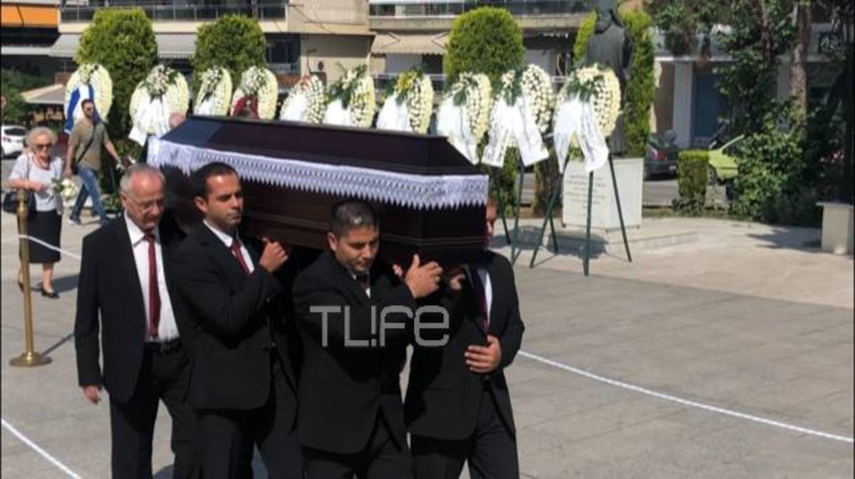 Το τελευταίο αντίο στον μεγάλο μας κωμικό Χάρρυ Κλυνν – Έφθασε η σορός του στην εκκλησία