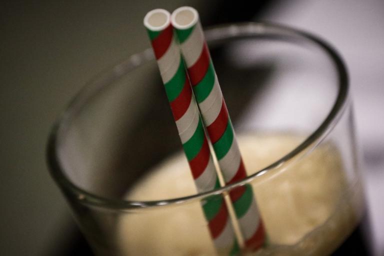 Αυτά είναι τα νέα καλαμάκια – Τέλος τα πλαστικά