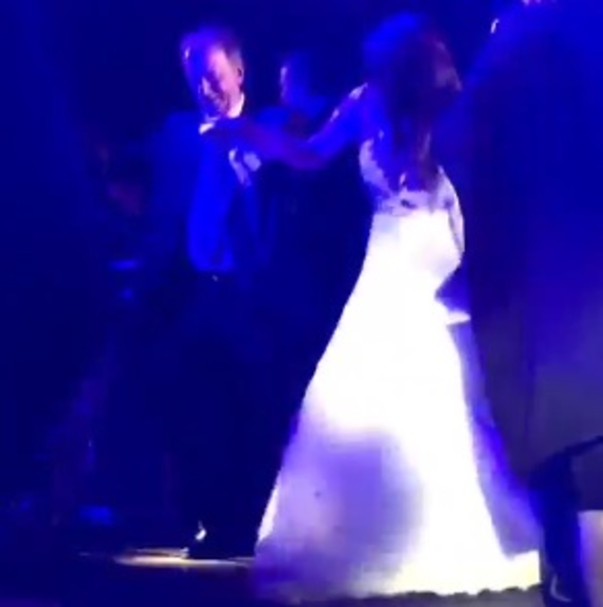 Εφοπλιστικός γάμος στην Εκάλη με τον Αντώνη Ρέμο να τραγουδάει στους νεόνυμφους! [pics,vid]