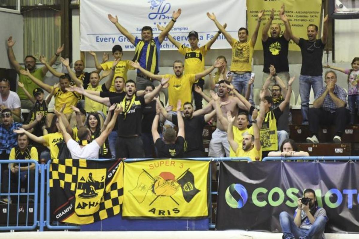 «Πανικός» στο Βενετόκλειο! Αμερικανός του Κολοσσού πήδηξε στην κερκίδα του Άρη [vid]