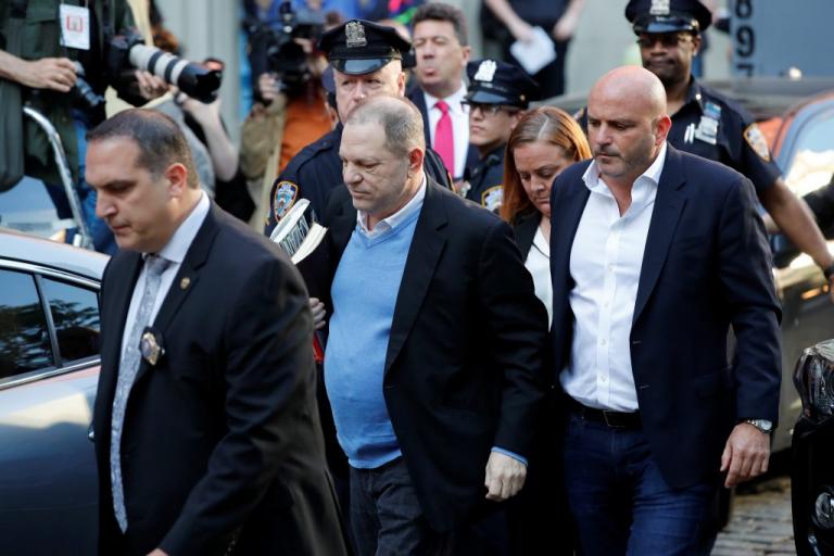 Παραδόθηκε και συνελήφθη ο Χάρβει Γουάινστιν – Του απαγγέλθηκε κατηγορία για τουλάχιστον έναν βιασμό