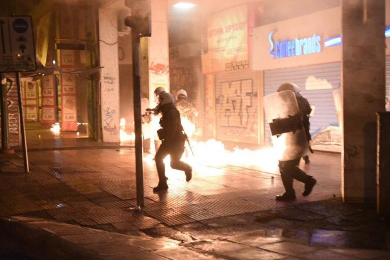 «Καίγεται» η Κάνιγγος – Επεισόδια μεταξύ οπαδών και αστυνομίας – Χημικά, κρότου λάμψης και μολότοφ [vid]