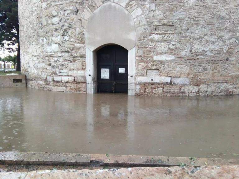 Θεσσαλονίκη: Πλημμύρισε ο Λευκός Πύργος – Εγκλωβίστηκαν τουρίστες και παιδιά [vids]