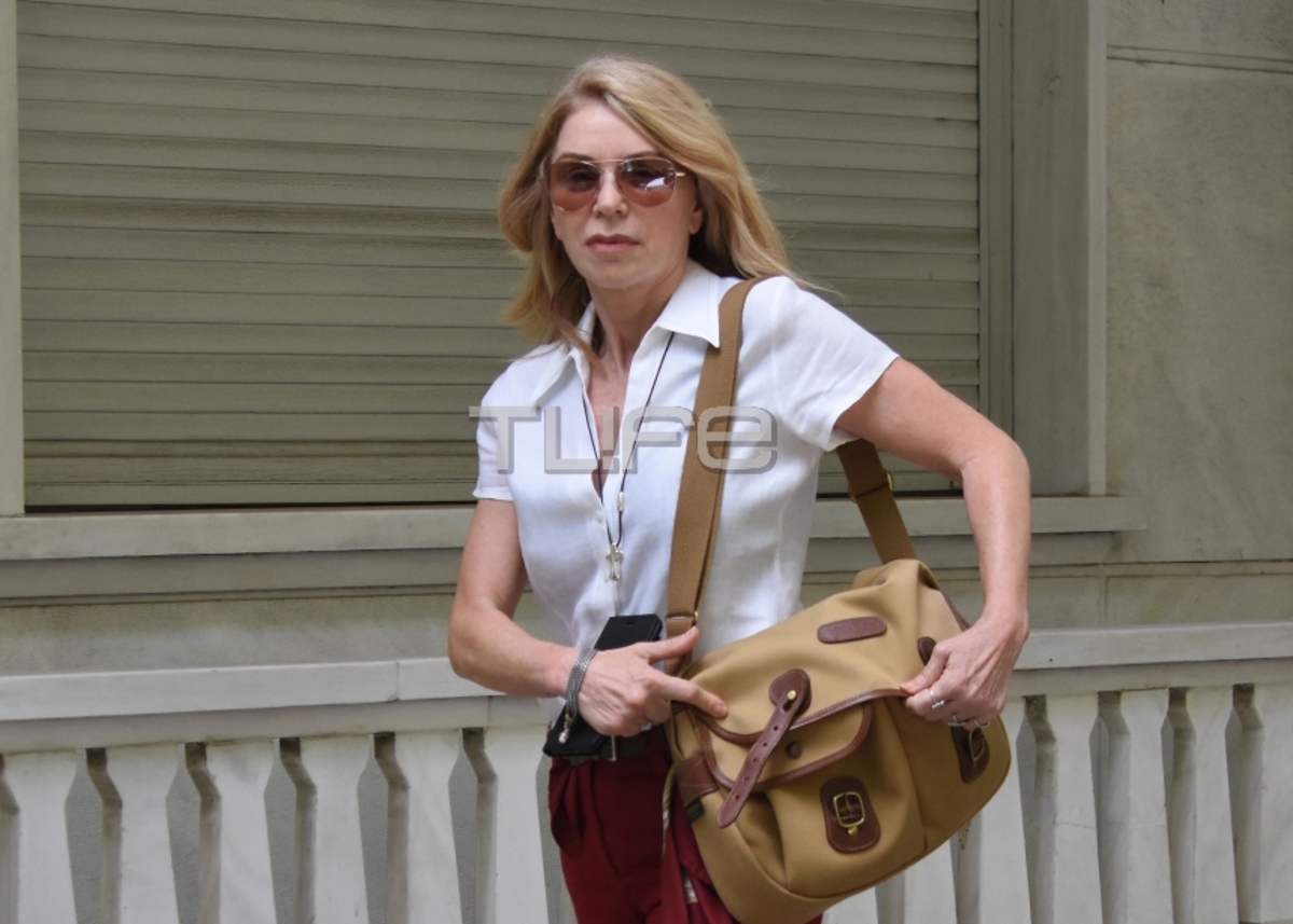 Έλλη Στάη: Οι βόλτες στο Κολωνάκι και οι ετοιμασίες για το γάμο του γιου της!