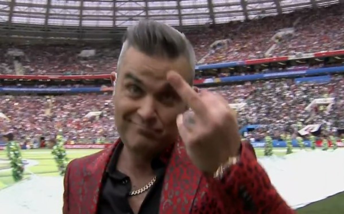 Μουντιάλ 2018: Η άσεμνη χειρονομία του Ρόμπι Γουίλιαμς στην Τελετή Έναρξης [vid]