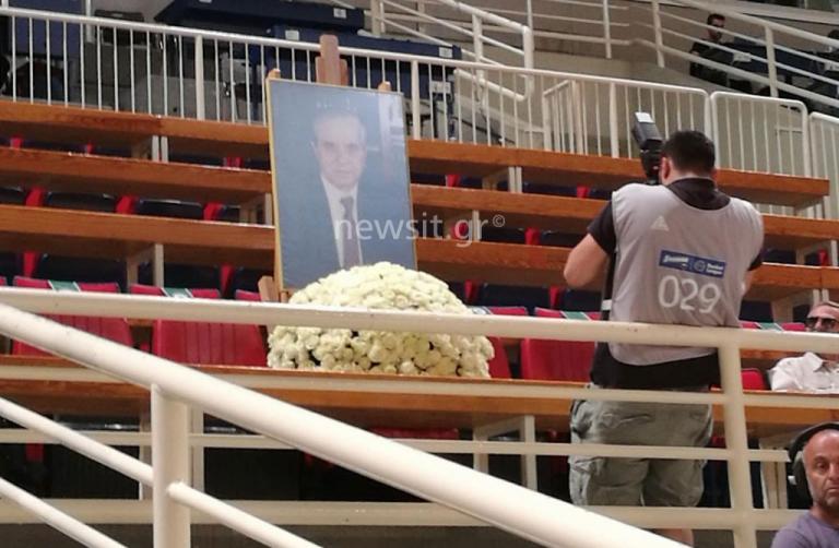 Ο πρόεδρος είναι ακόμα εκεί… Μια φωτογραφία και ένα μπουκέτο λευκά λουλούδια για τον Παύλο Γιαννακόπουλο στα επίσημα του ΟΑΚΑ