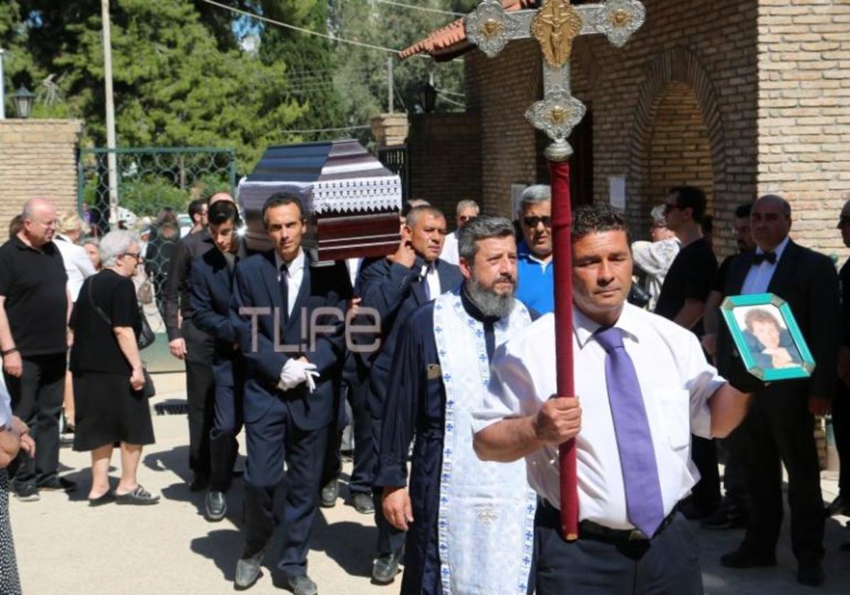 Θλίψη στην κηδεία του Μιχάλη Δεσύλλα – Οι συνάδελφοί του ηθοποιοι στο τελευταίο αντίο