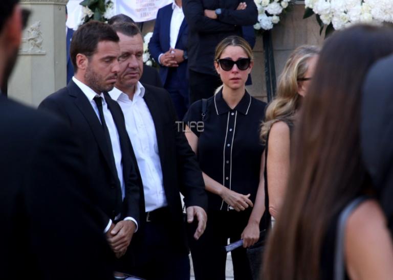 Δούκισσα Νομικού – Δημήτρης Θεοδωρίδης: Συντετριμμένοι στο τελευταίο αντίο στον Σωκράτη Κόκκαλη Jr [pics]