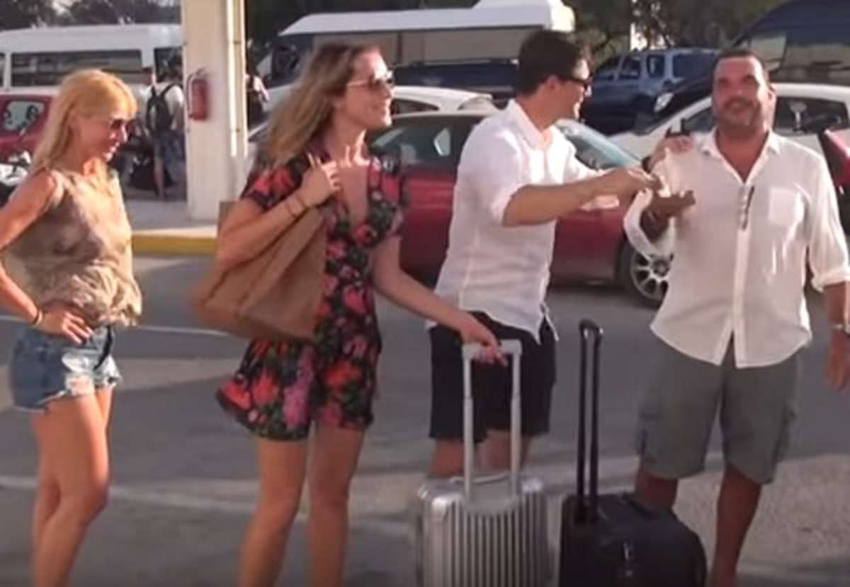 Παραλίγο παρεξήγηση του Σάκη Ρουβά με φωτογράφους – Η κίνηση μπροστά στην Κάτια Ζυγούλη