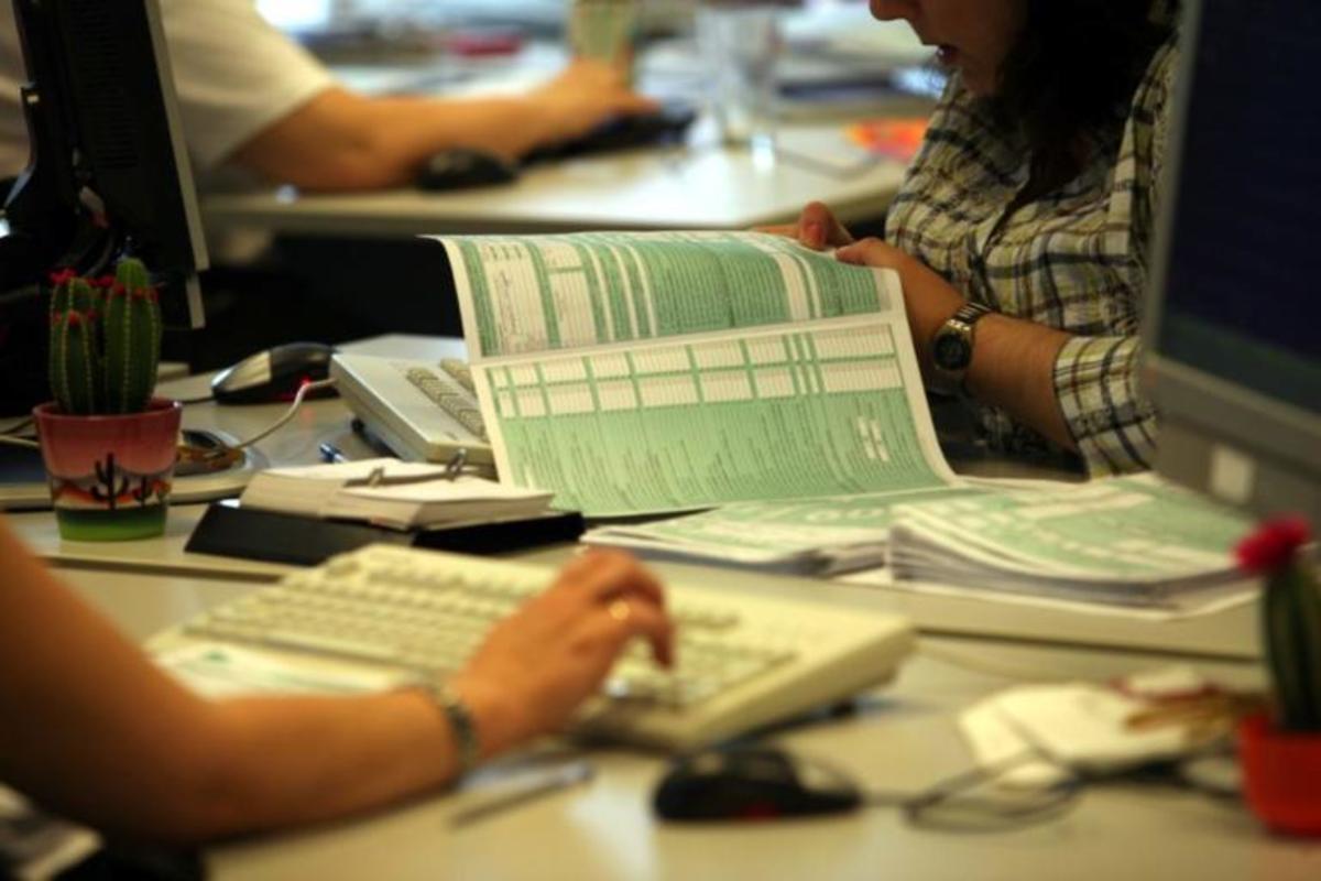Φορολογικές δηλώσεις: Η προθεσμία τελειώνει, το Taxisnet κλείνει κι έρχονται… πρόστιμα