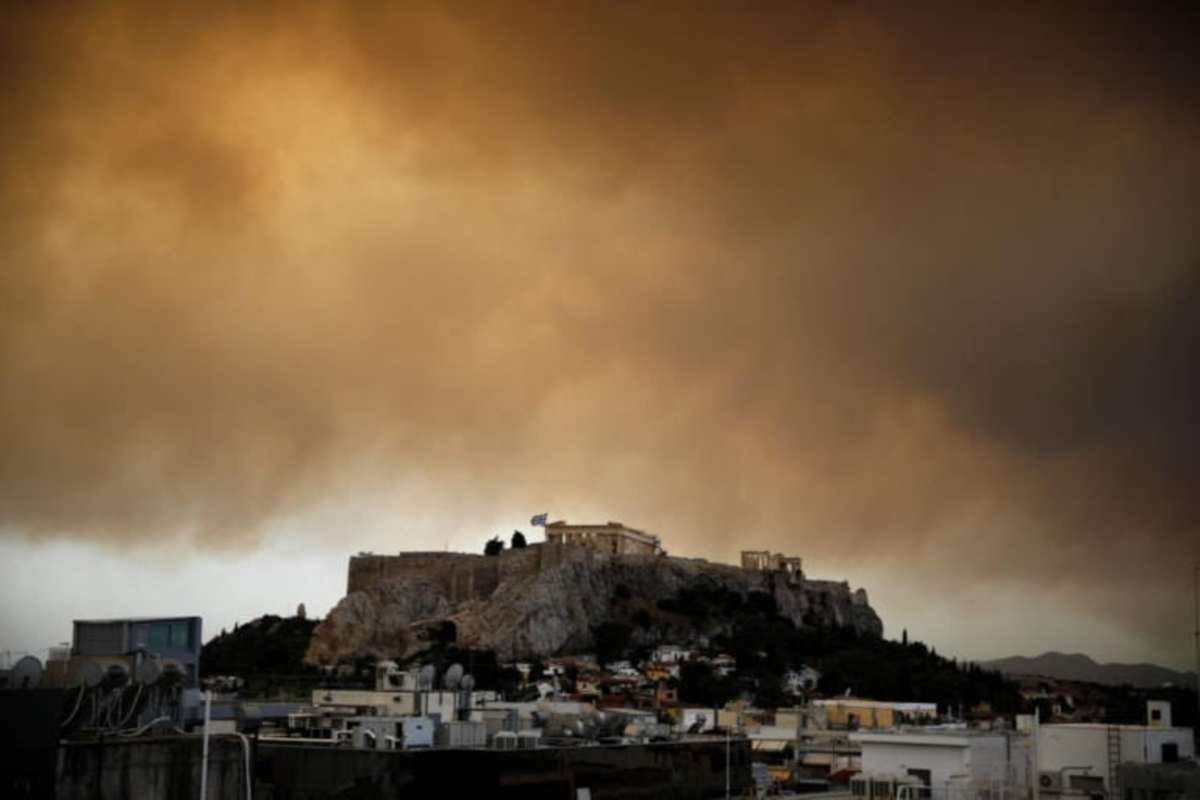 Φωτιά στην Κινέτα: «Πνίγεται» η Αθήνα, «χάθηκε» η Ακρόπολη – Απίστευτες εικόνες