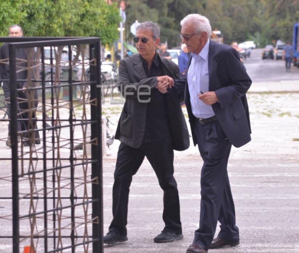 Σε κλίμα βαθιάς συγκίνησης το τελευταίο αντίο στον Μάνο Ελευθερίου [pics]