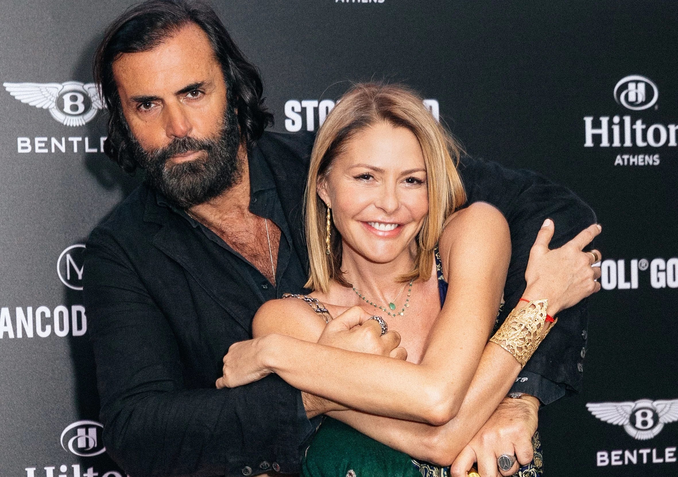 Party με λαμπερούς καλεσμένους στην πισίνα του Hilton! [pics]