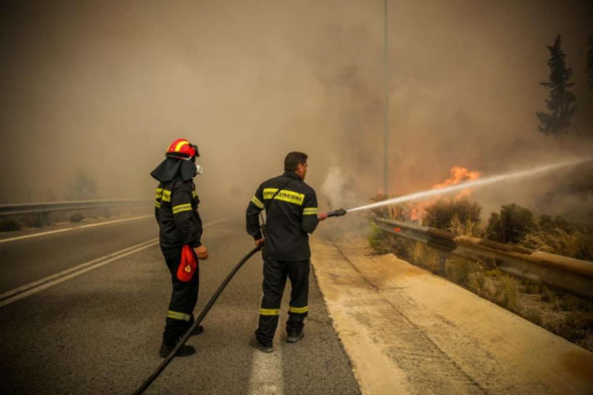 Φωτιά στην Πεντέλη! Σε πύρινο κλοιό η χώρα