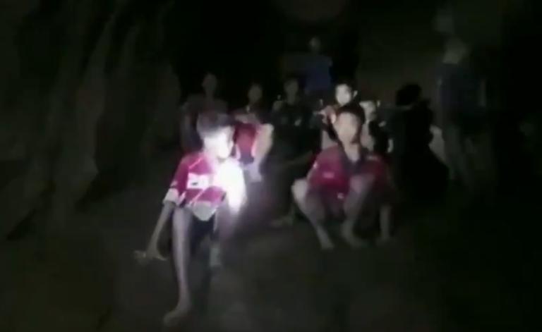 Σαν μια συγκλονιστική ταινία! Οι πρώτες εικόνες από τα 12 παιδιά που αγνοούνταν για 9 μέρες στην Ταϊλάνδη! Ψάχνουν τρόπο να τα απεγκλωβίσουν [vid, pics]