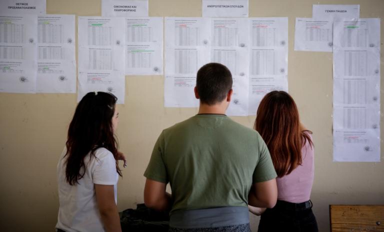 Αγωνία τέλος! Ανακοινώθηκαν οι βάσεις των Πανελληνίων – Όλα τα αποτελέσματα για όλες τις σχολές