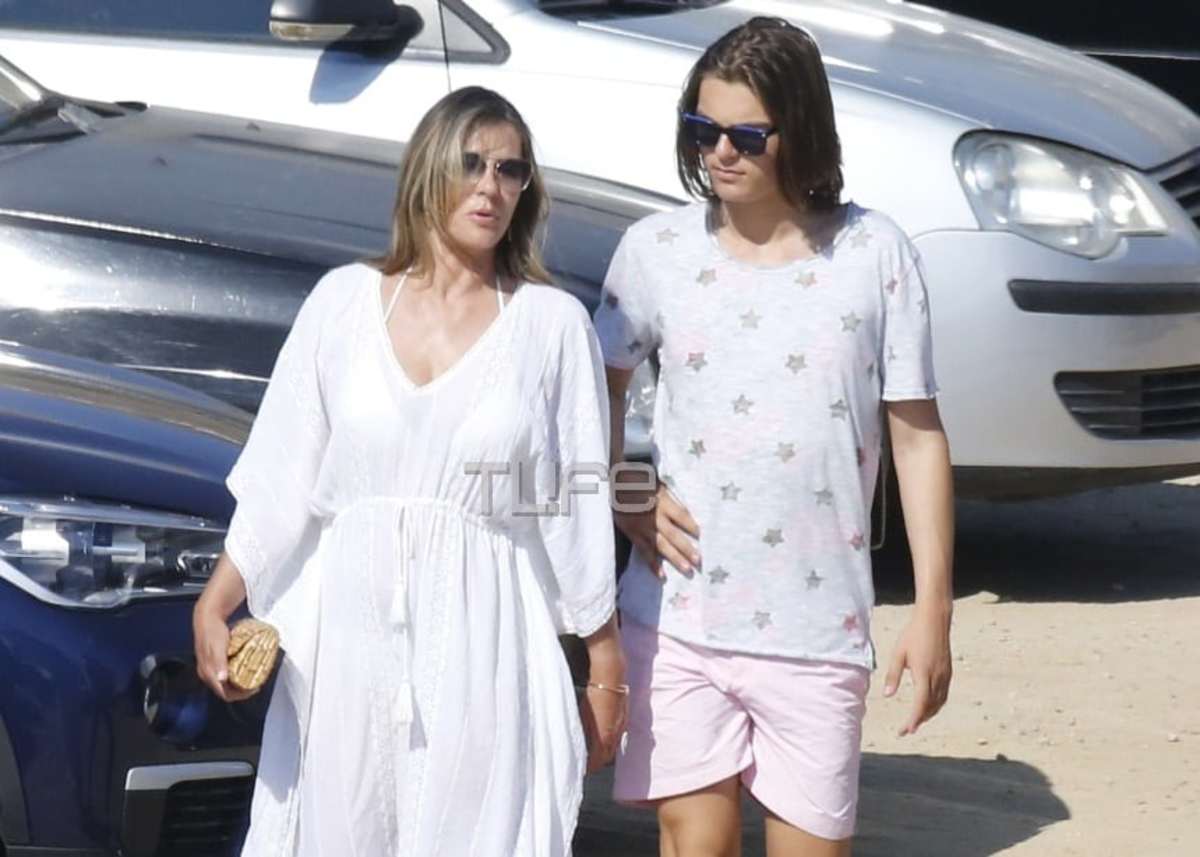 Elizabeth Hurley: Διακοπές στη Μύκονο με τον γιο της, τον πρώην σύζυγό της και την σύντροφό του! [pics]