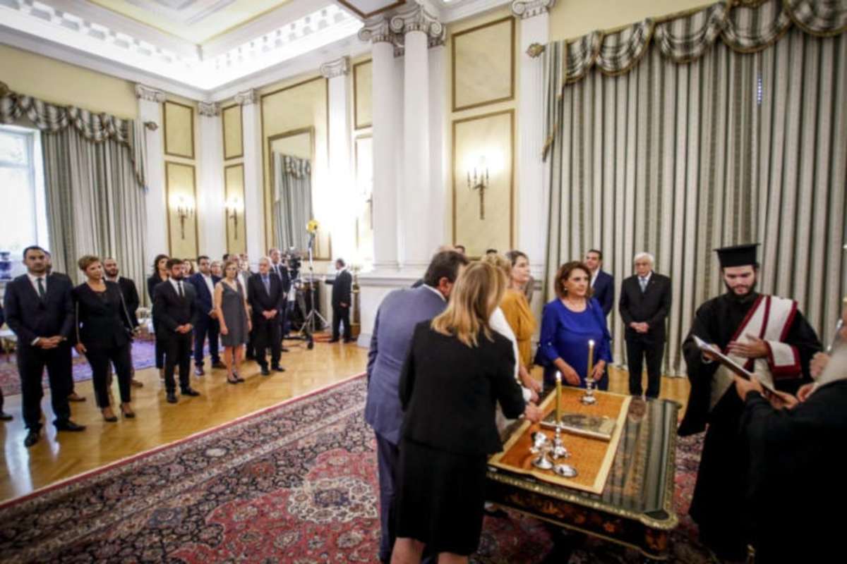 Ορκίστηκε η νέα κυβέρνηση – Έπεσαν οι υπογραφές – Μουδιασμένο και αμήχανο το κλίμα στο Προεδρικό