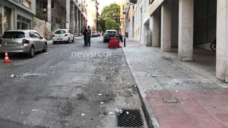 Έκρηξη μυστήριο στον Πειραιά τα ξημερώματα – Γυαλιά καρφιά κτίριο όπου στεγάζεται δικηγορική εταιρία