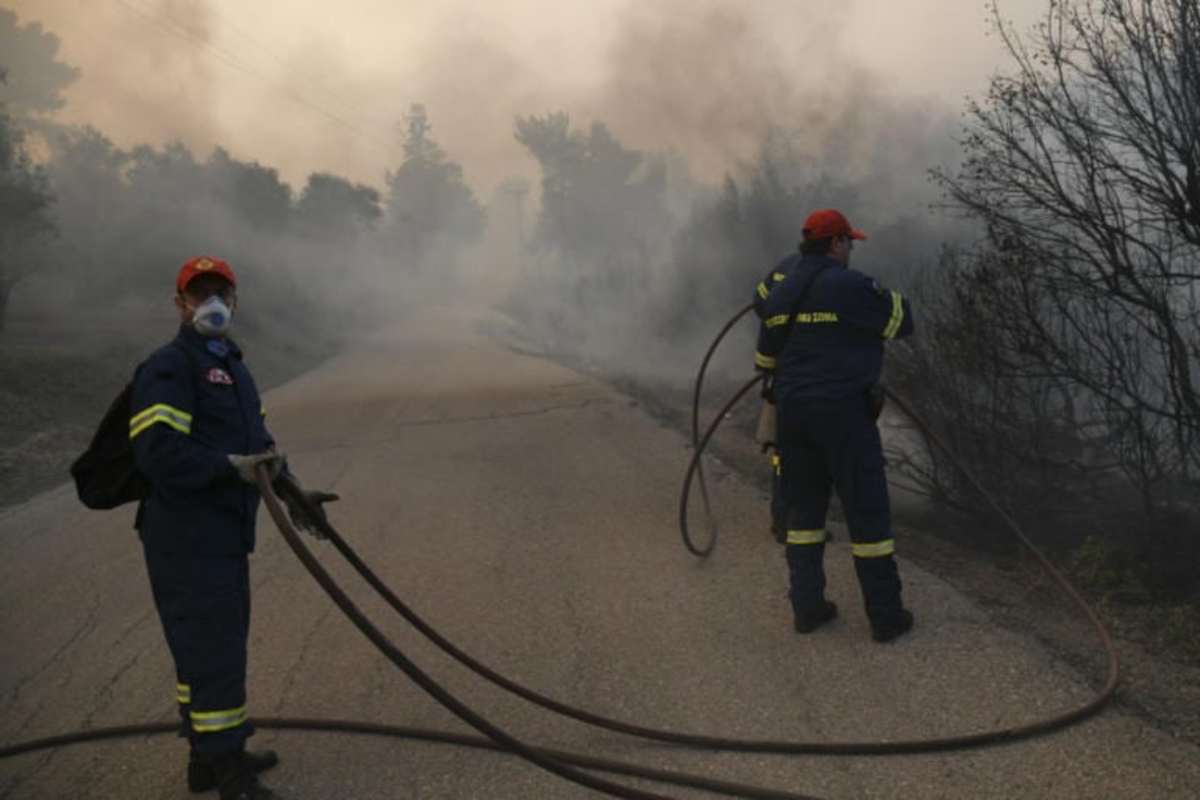Εύβοια: Τρία μέτωπα εξακολουθούν να καίνε – Συνεχίζεται η μάχη με τη φωτιά