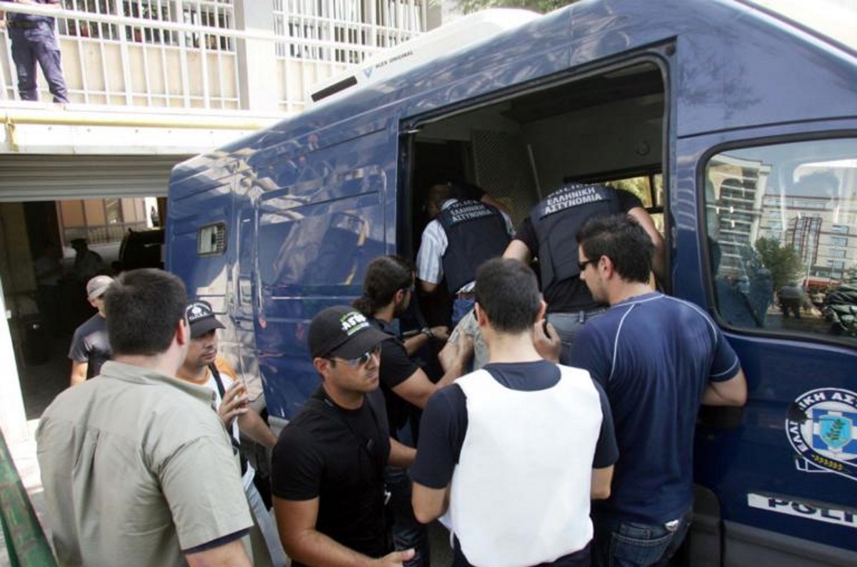 Στα ίχνη του πλαστικού χειρουργού που έκανε αγνώριστο τον “φαντομά” Βασίλη Παλαιοκώστα!