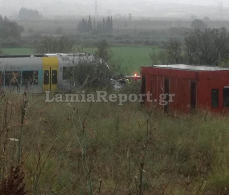 Φθιώτιδα: Τρένο παρέσυρε αυτοκίνητο για ένα χιλιόμετρο – Θρίλερ στις ράγες με εγκλωβισμένους επιβάτες