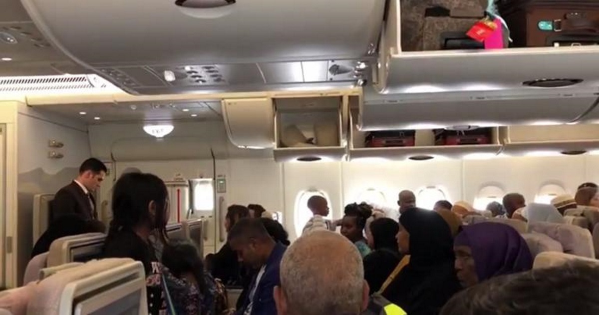 Μέσα στο αεροσκάφος της Emirates! Οι στιγμές αγωνίας με τους 100 άρρωστους επιβάτες – Video