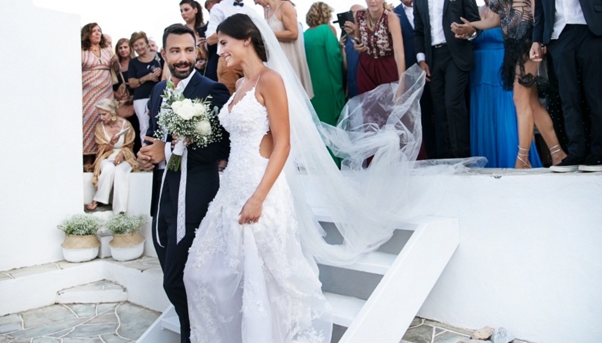 Χριστίνα Μπόμπα: Χαμός στα social media με το άνοιγμα στο νυφικό της! Η απάντηση στα αρνητικά σχόλια