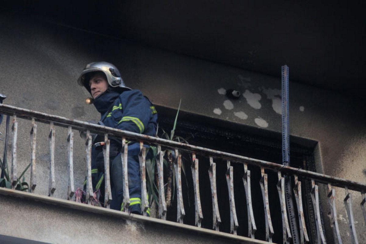 Φωτιά τώρα στο Μοναστηράκι – Άνθρωποι στην ταράτσα του κτιρίου για να σωθούν