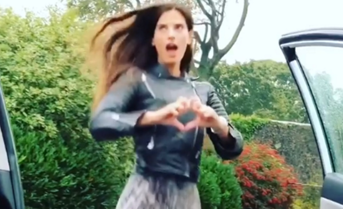 Χριστίνα Μπόμπα: Μετά τη Στικούδη κάνει κι αυτή «Kiki challenge» στο Δουβλίνο με οδηγό τον Σάκη Τανιμανίδη!video