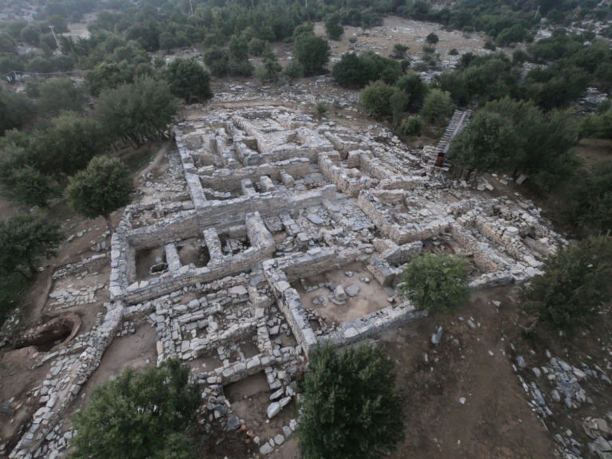 Σπουδαία ανακάλυψη στην Ζώμινθο – Το Μινωικό “ανάκτορο του βουνού” που χτίστηκε… πάνω στον βράχο! [pics]