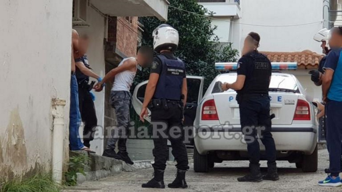 Μαχαίρωσε την φίλη της αδερφής του στη Λαμία! Σοκαρισμένα δύο μικρά παιδιά που ήταν μέσα στο σπίτι!