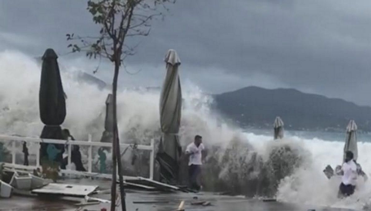 Καλαμάτα: Η στιγμή που τεράστια κύματα «καταπίνουν» ανθρώπους – Κόλαση η εθνική οδός σε δύο σημεία – video