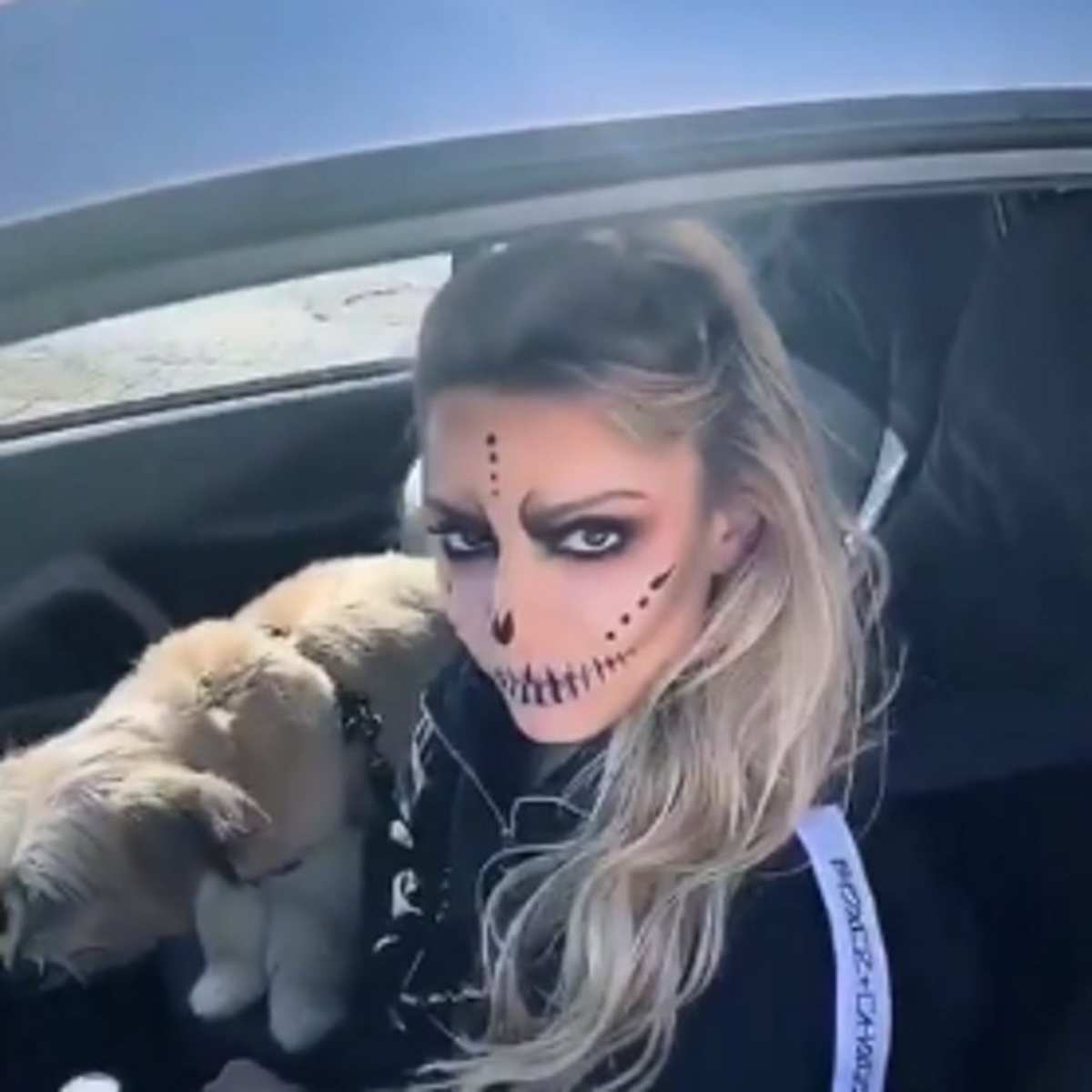 Είναι Eλληνίδα τραγουδίστρια που… γιορτάζει το Halloween!