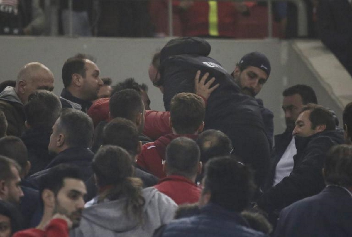 Τραγωδία στο “Γ. Καραϊσκάκης” – “Έσβησε” ο οπαδός του Ολυμπιακού που κατέρρευσε μετά το τέλος του ντέρμπι
