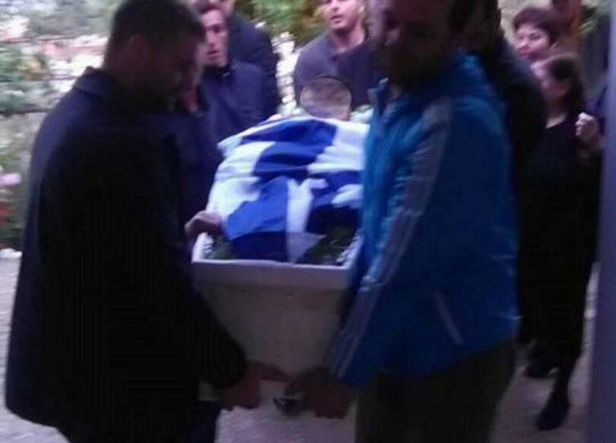 “Λεβέντη μου…” – Σπάει καρδιές ο θρήνος της μητέρας του Κωνσταντίνου Κατσίφα – Ατέλειωτο μοιρολόι στο χωριό του που έφτασε η σορός του