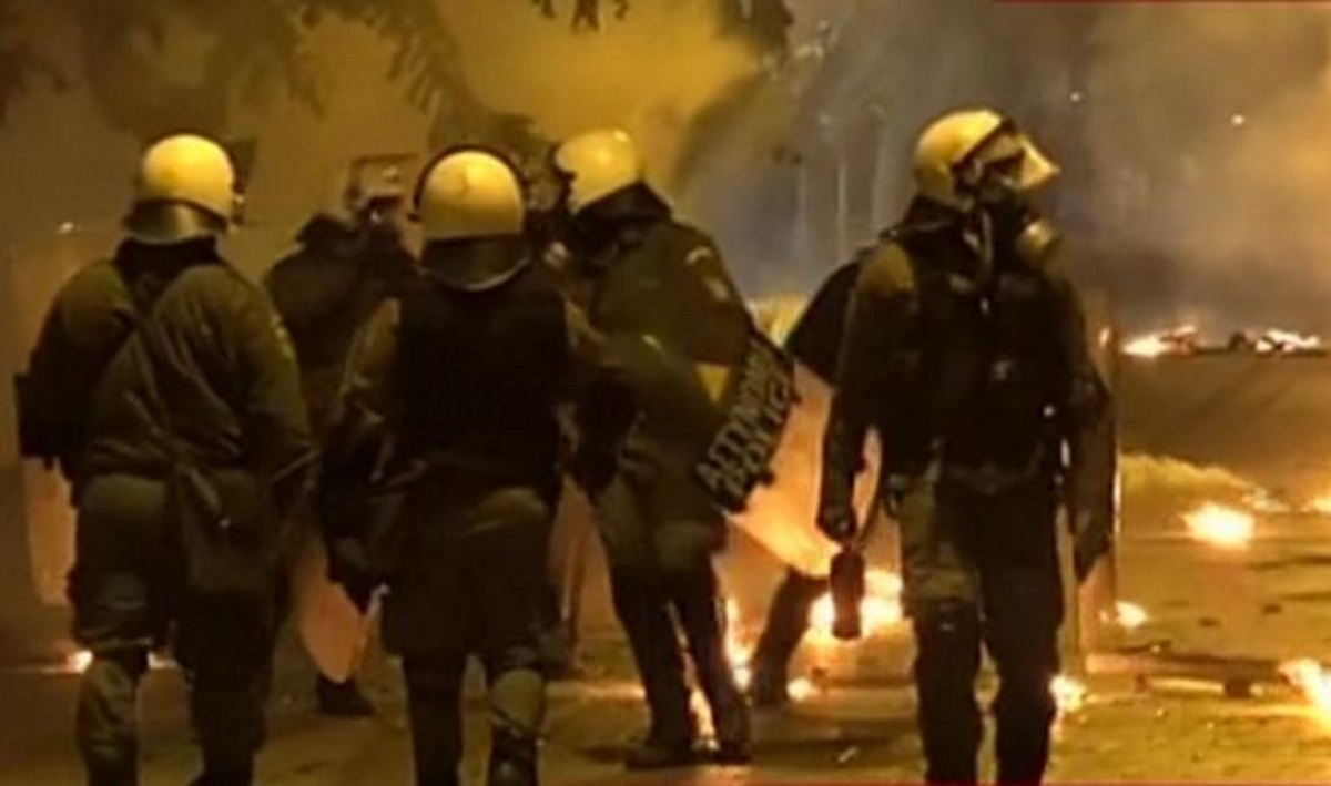 Επέτειος Πολυτεχνείου – Βροχή οι μολότοφ στα Εξάρχεια ΤΩΡΑ – Δείτε live εικόνα
