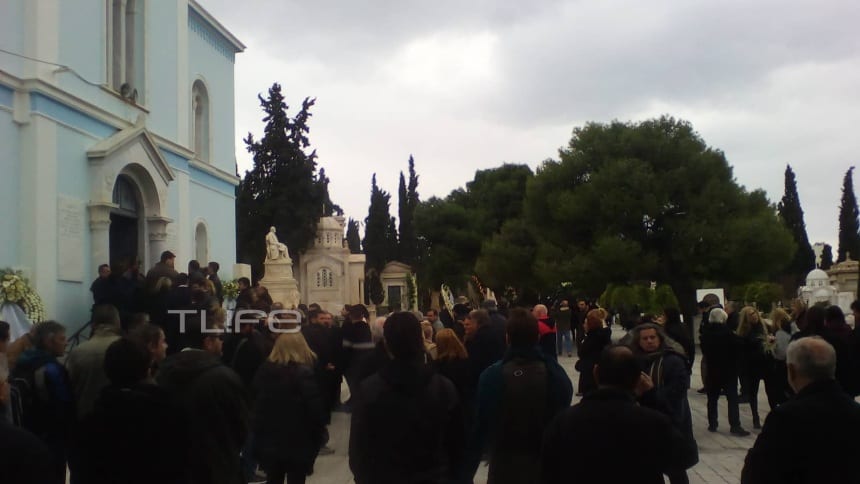 Θλίψη στην κηδεία της Μαριάννας Τόλη – Φίλοι και συγγενείς στο τελευταίο αντίο…