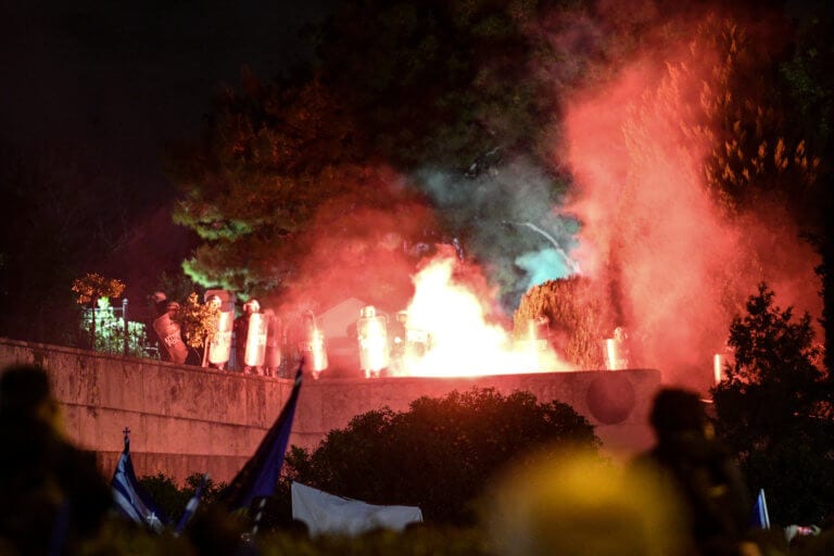 Συλλαλητήρια – Μακεδονία: Μολότοφ και πέτρες έξω από την Βουλή – Έφοδος της αστυνομίας και 4 προσαγωγές