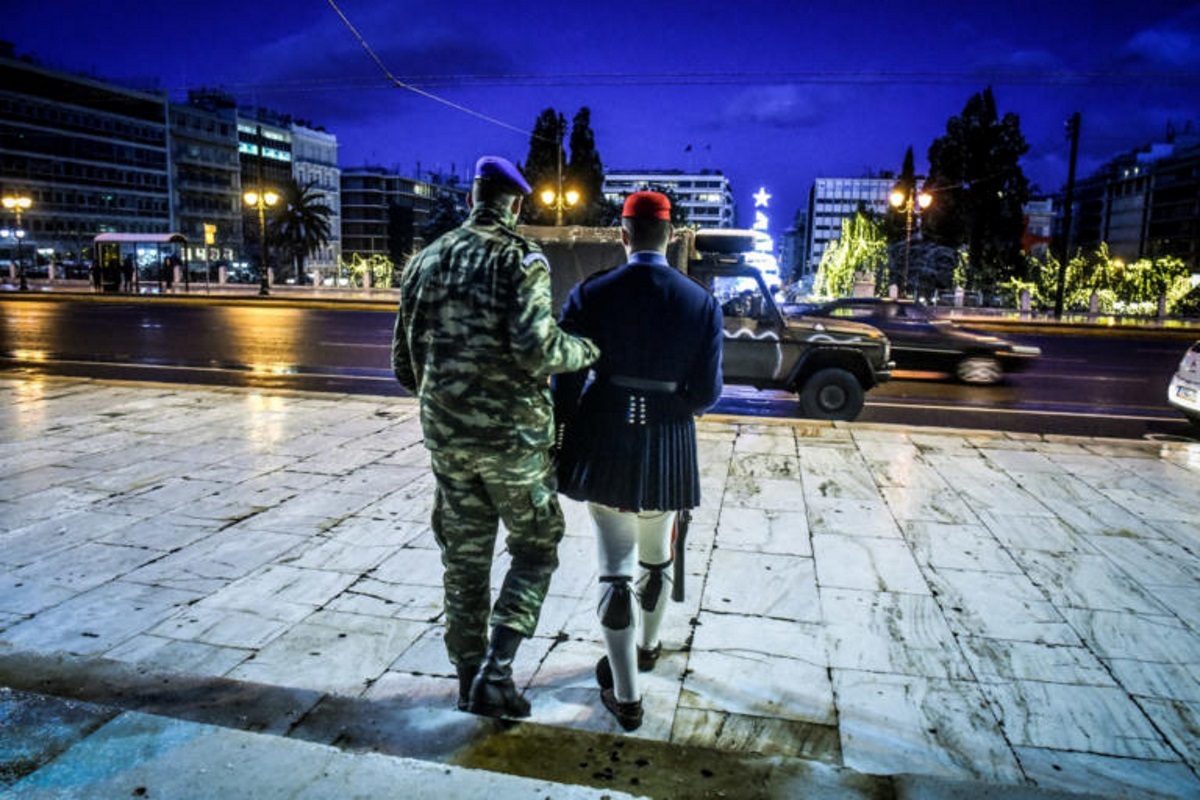 Με τζιπ η αλλαγή φρουράς στον Άγνωστο Στρατιώτη – Συγκινητικές εικόνες