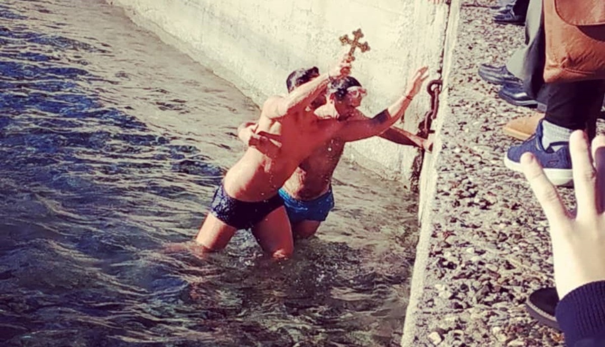 Ποιος γνωστός Έλληνας βούτηξε στα παγωμένα νερά και έπιασε τον Σταυρό; [pic,video]