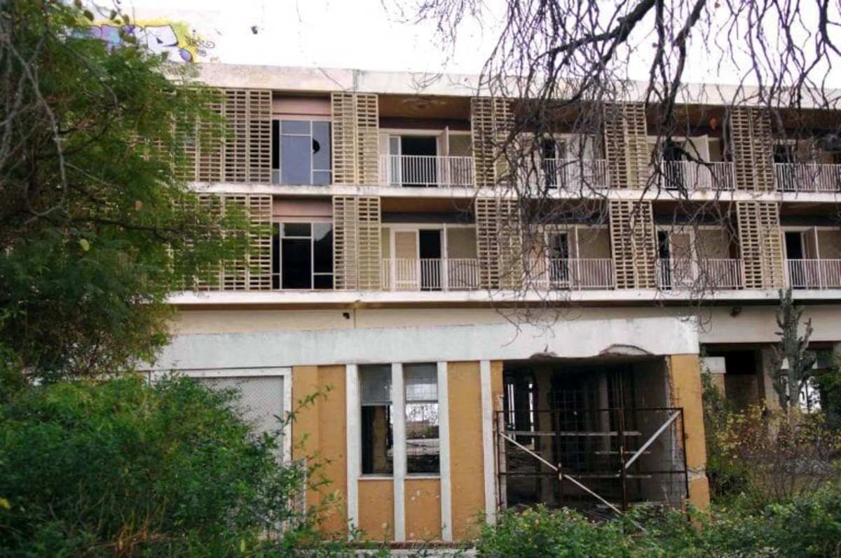 Ο τουρισμός ανθεί, αλλά τα ξενοδοχεία βγαίνουν στο σφυρί