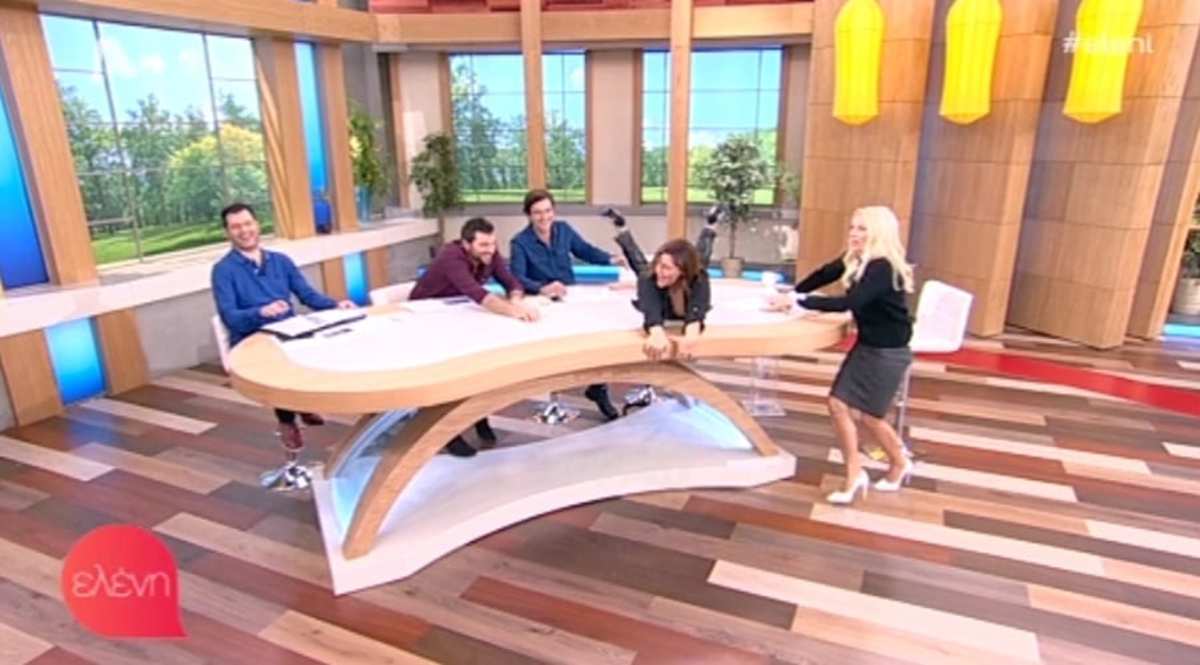 Απίστευτο στιγμιότυπο στην Ελένη Μενεγάκη! Ξάπλωσε πάνω στο τραπέζι η Βίκυ Σταυροπούλου!