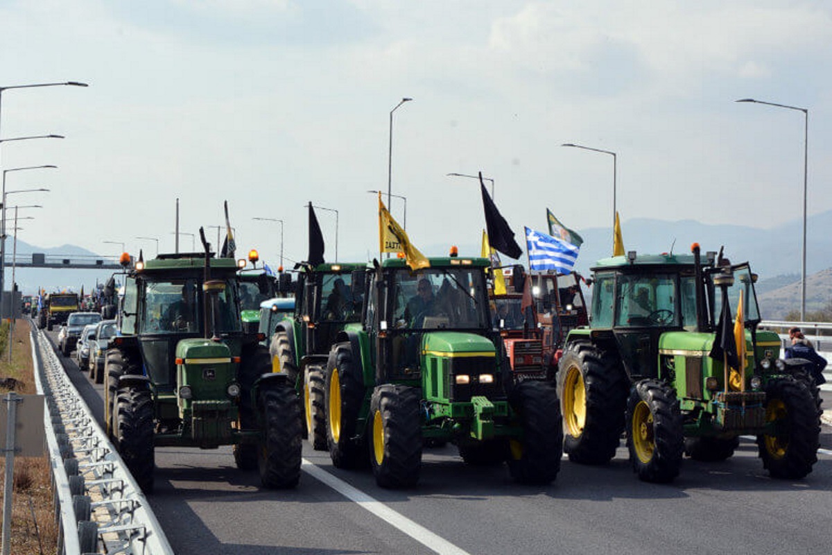 Κομμένη η Ελλάδα στα δύο! Οι αγρότες έκλεισαν την εθνική οδό στα Τέμπη!