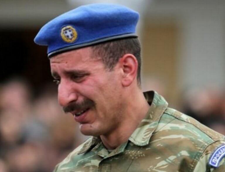 Δάκρυσαν και οι Εύζωνες στην κηδεία του Σπύρου Θωμά – Το σπαρακτικό τελευταίο αντίο [pics, video]