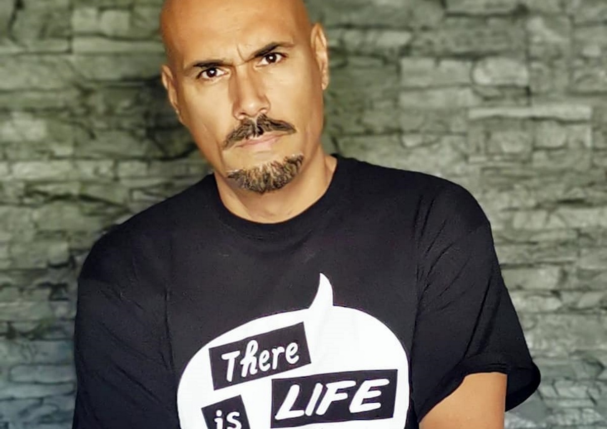 Δημήτρης Σκουλός: Ο αυτοσαρκασμός για τα «μαλλιά» του και η κυρία με τον τεράστιο κότσο! [pics]